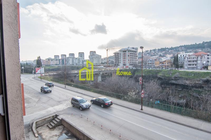 Dvosoban nenamjesten stan,71m2,kod Vezirovog mosta