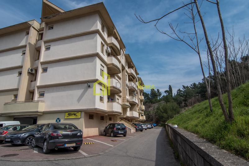 Za izdavanje trosoban duplex stan 142m2, Momisici