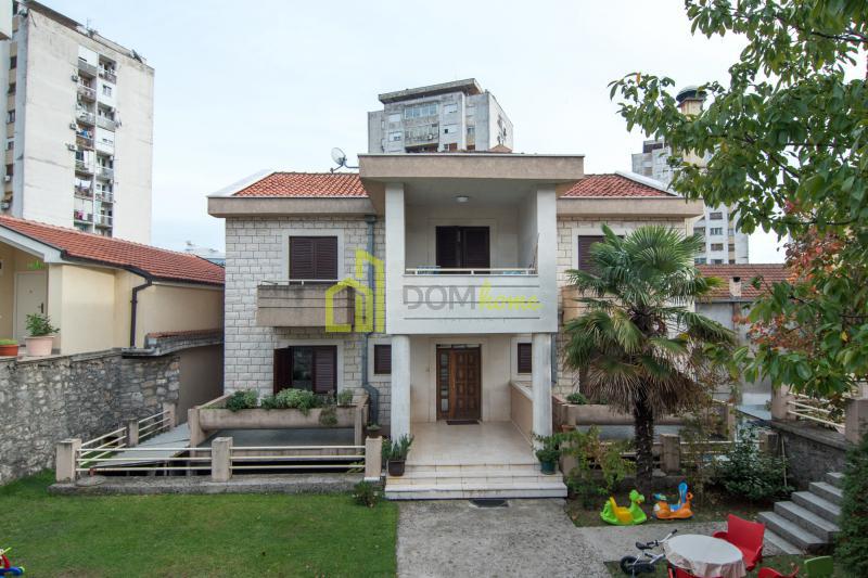 Kuca 400m2, Momisići