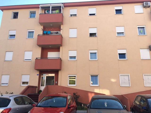 Trosoban nenamjesten stan 80m2, Zabjelo