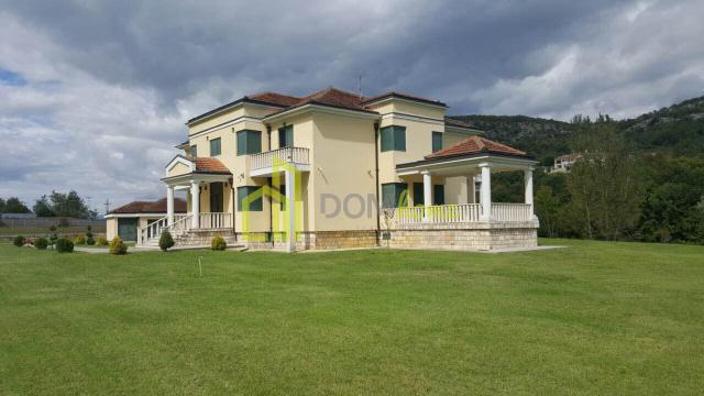 Kuca 700m2, kod Salasa