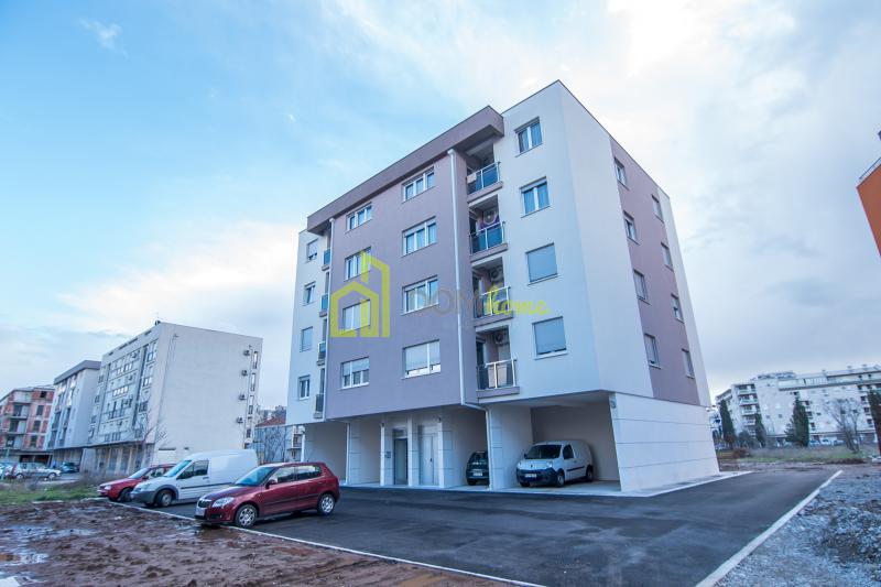 Za izdavanje dvosoban nenamješten stan 68m2, u Dalmatinksoj ulici