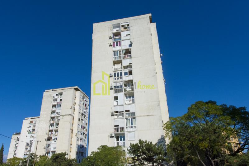 Za izdavanje dvosoban nenamjesten stan 60m2, Momisici