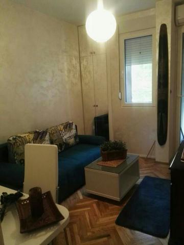 Namjestena garsonjera 24m2, Pejton