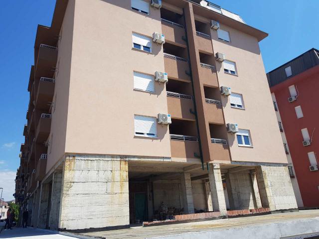 Dvosoban nenamjesten stan 62m2, iza Delte