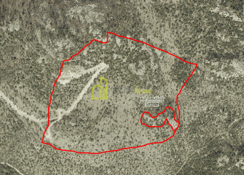 Plac 32000m2, Karuč