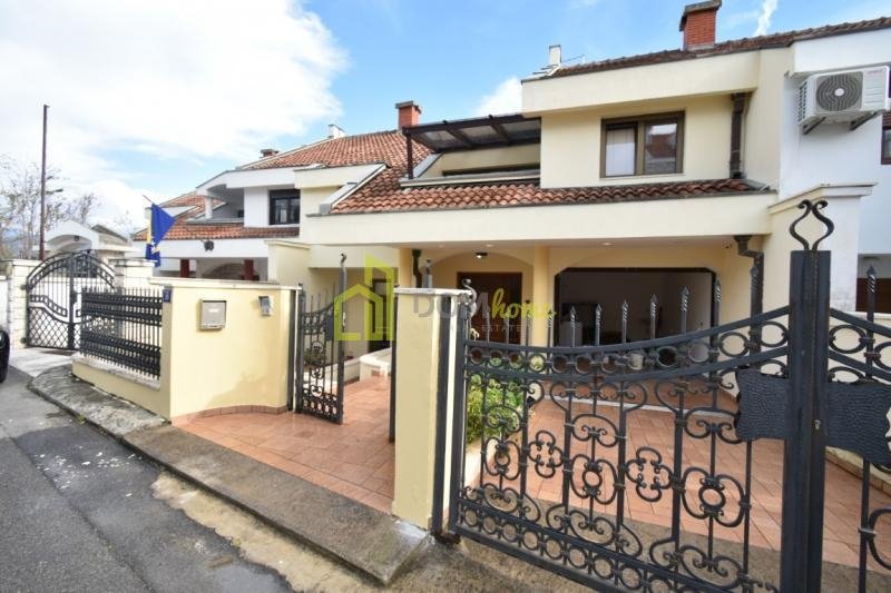 Trosoban stan 95m2, Gorica C