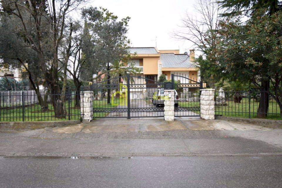 Kuce 400m2+100m2, Masline