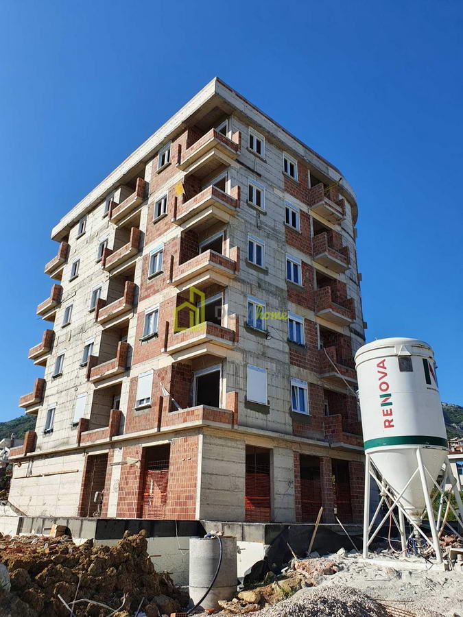 Garsonjera 35m2, 2 sprat, Bar