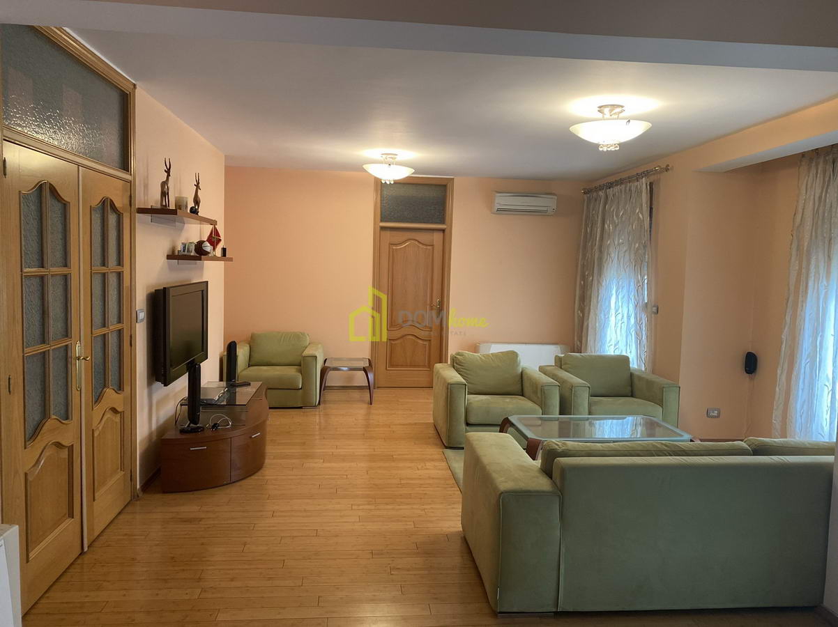 Trosoban  penthaus 200m2, Preko Morače