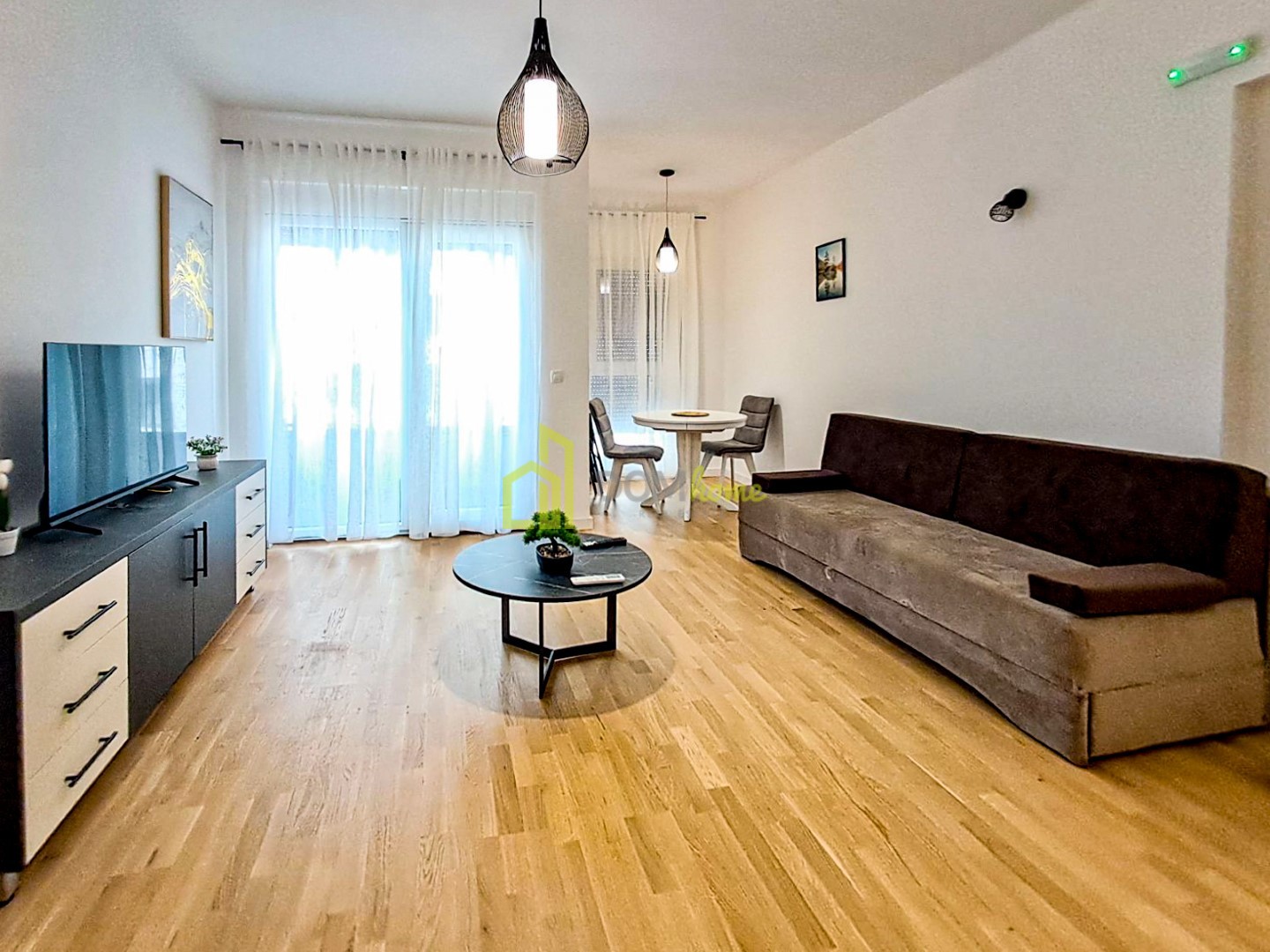Garsonjera 33m², Bar - Izdavanje, Namještena, Klimatizovana