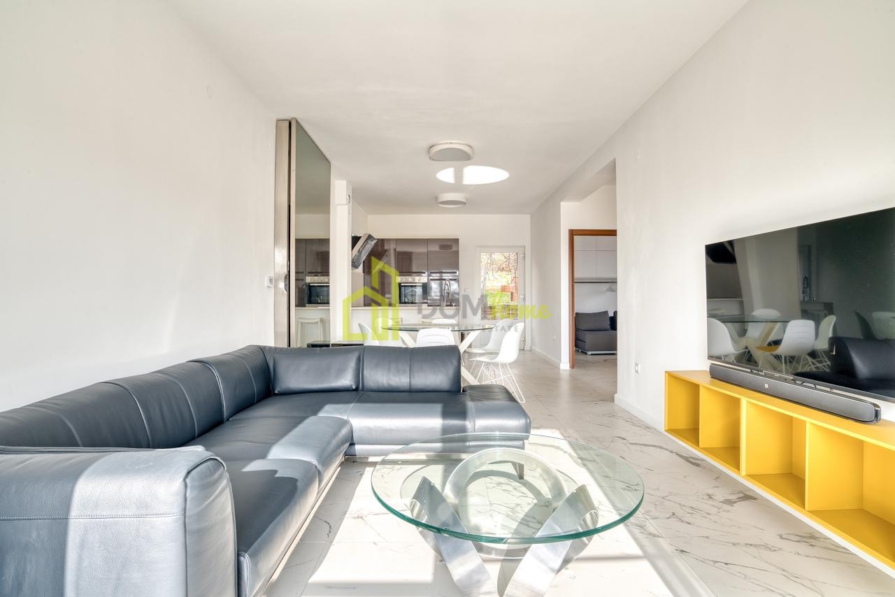 Dvosoban stan 60m², Petrovac - Prodaja, Namješten, Klimatizovan, Garaža