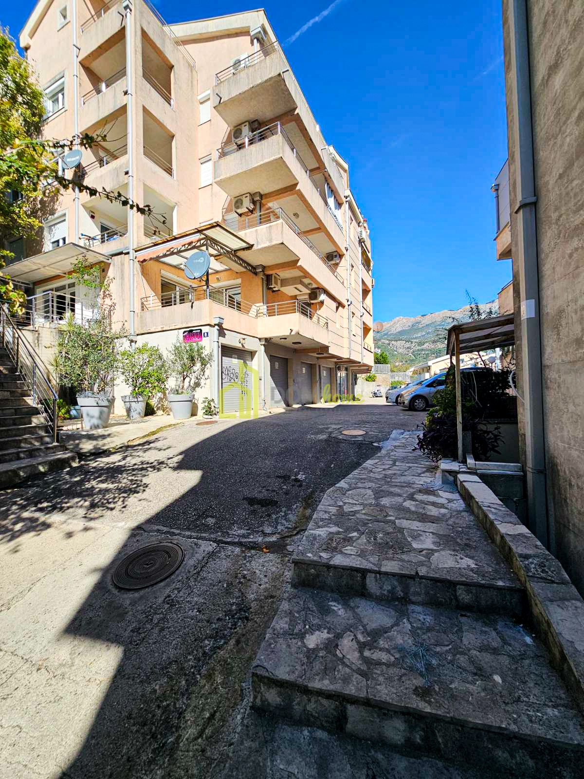 Trosoban duplex stan 124m2, Budva