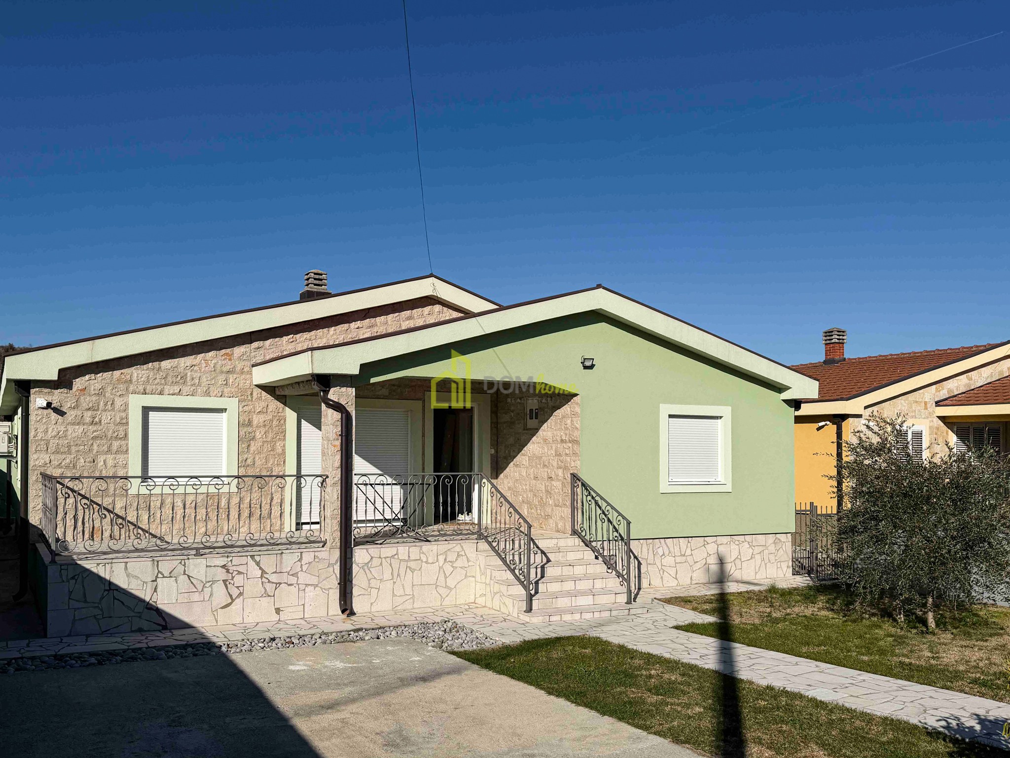 Trosobna kuća 165m2,Dvorište 1000m2, Garaža , Farmaci