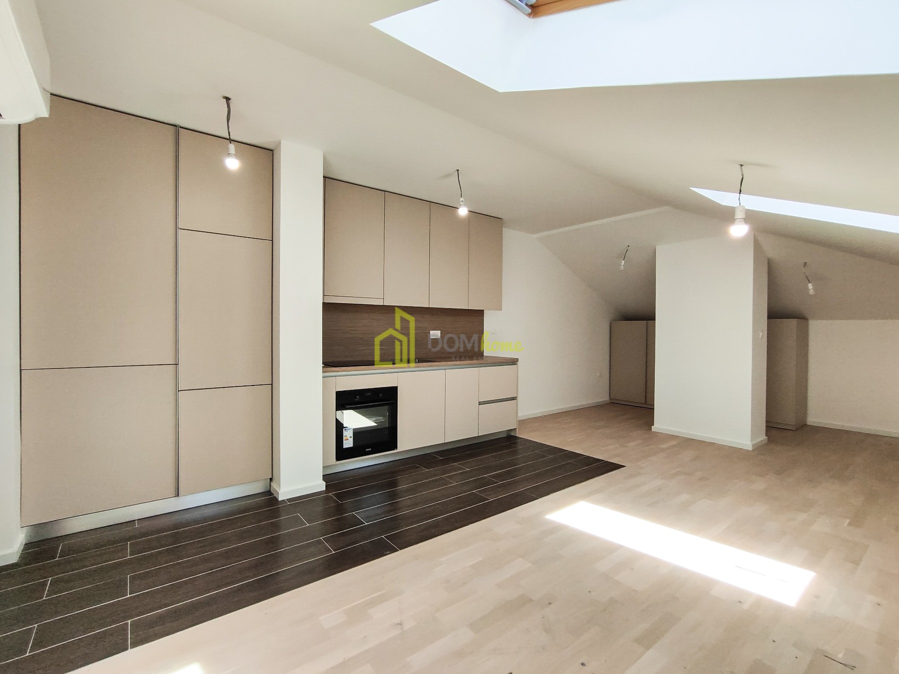 Garsonjera 45m2, Tološi