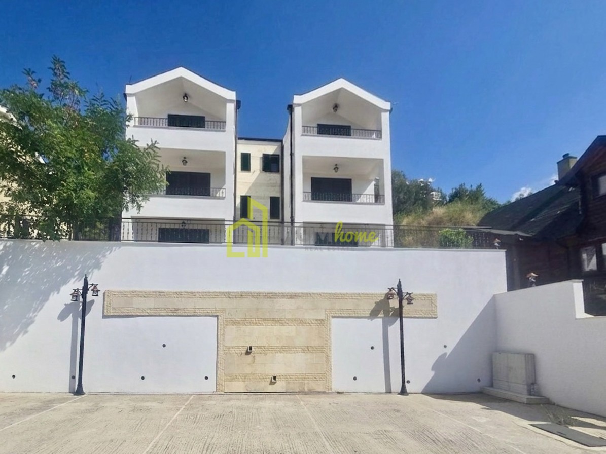 Trosoban duplex 105m2, Bijela