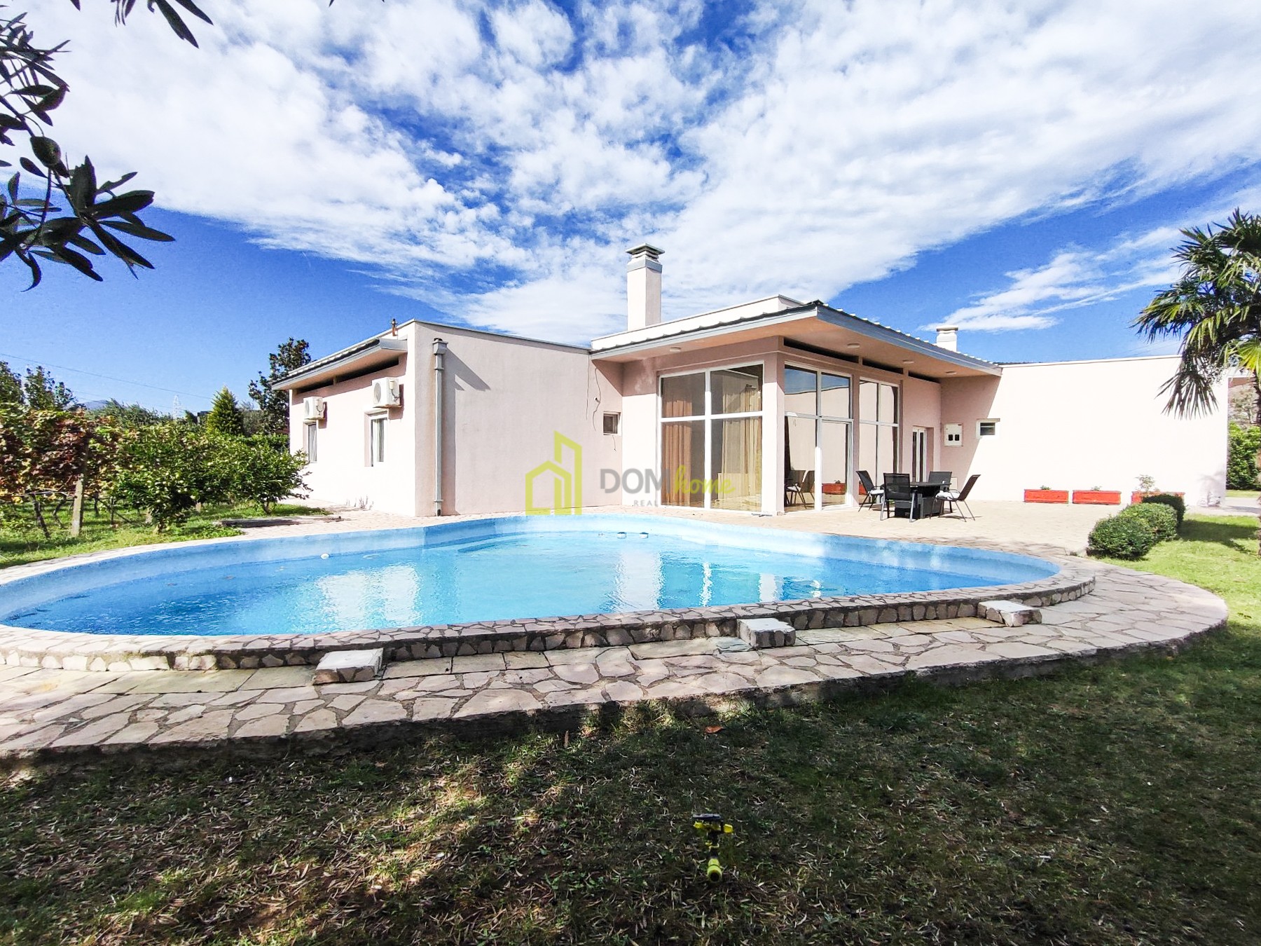 Za izdavanje kuća 250m2, Tološi