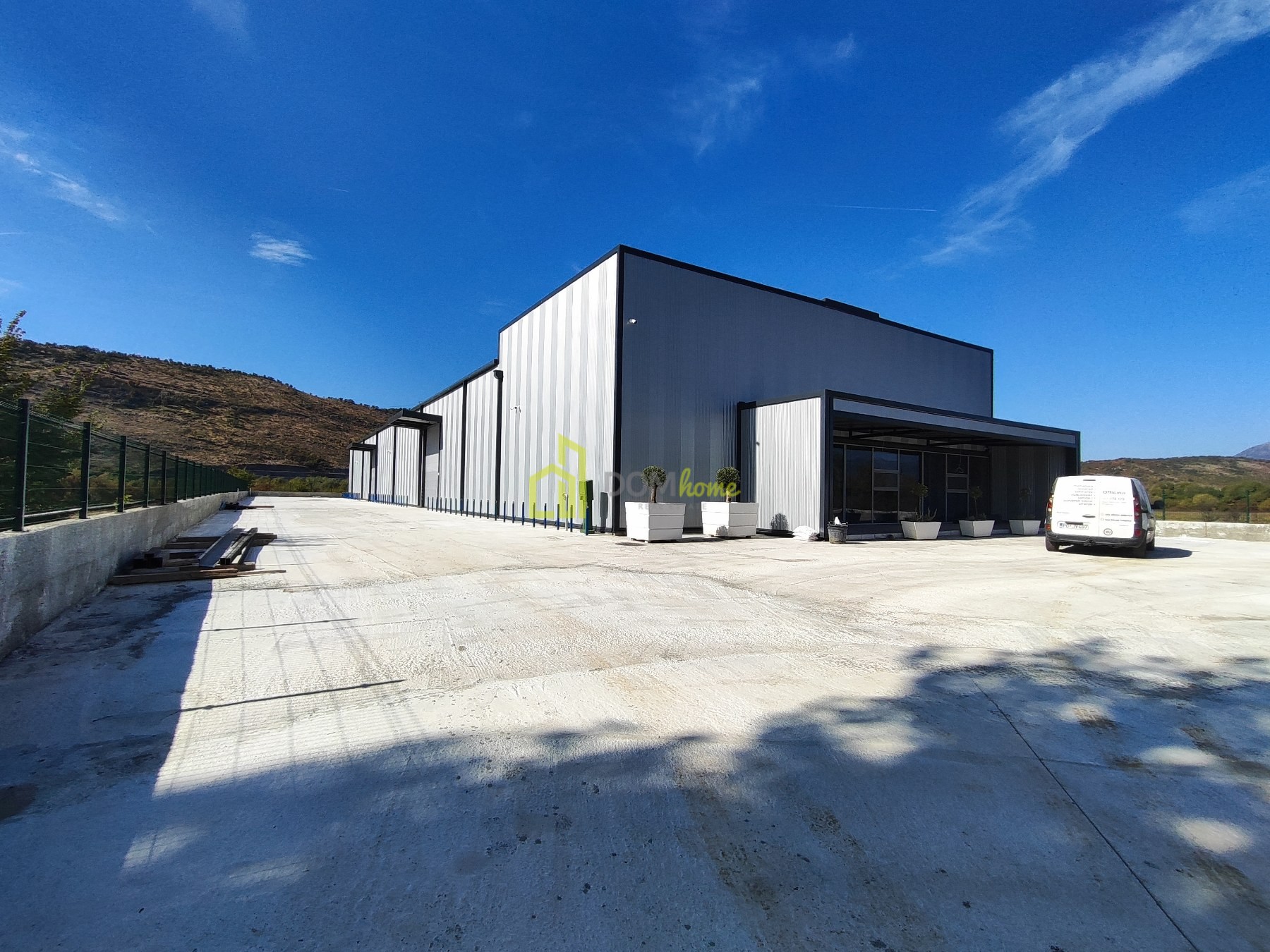 Magacinski i kancelarijski prostor 1.230m2, Mareza